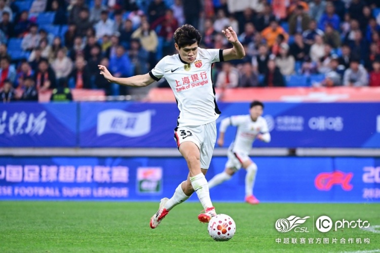 青岛海牛3-1上海海港:吾米提江染红致十人作战,刘祝润中柱难挽败局 青岛海牛3-1上海海港:吾米提江染红致十人作战,刘祝润中柱难挽败局