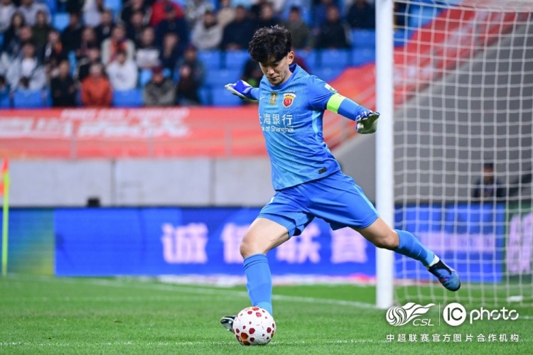 青岛海牛3-1上海海港:吾米提江染红致十人作战,刘祝润中柱难挽败局 青岛海牛3-1上海海港:吾米提江染红致十人作战,刘祝润中柱难挽败局