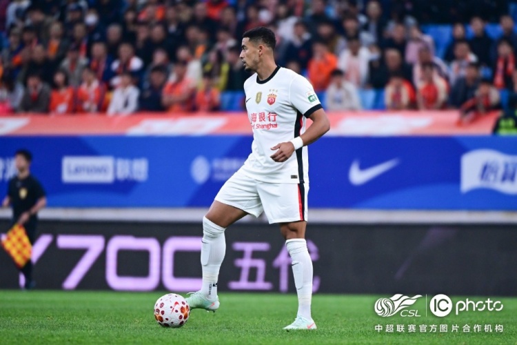 青岛海牛3-1上海海港:吾米提江染红致十人作战,刘祝润中柱难挽败局 青岛海牛3-1上海海港:吾米提江染红致十人作战,刘祝润中柱难挽败局