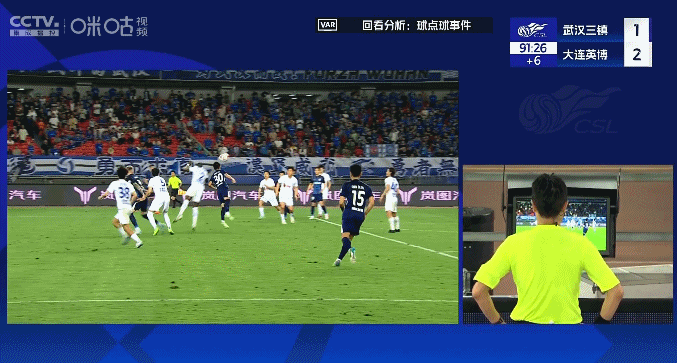 两球领先遭争议点球绝平 大连英博客场不胜魔咒延续至8场 两球领先遭争议点球绝平 大连英博客场不胜魔咒延续至8场