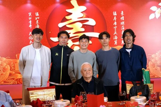 年维泗92岁寿宴:崇明五虎当天往返,徐根宝定调“相聚、感恩、奋斗” 年维泗92岁寿宴:崇明五虎当天往返,徐根宝定调“相聚、感恩、奋斗”