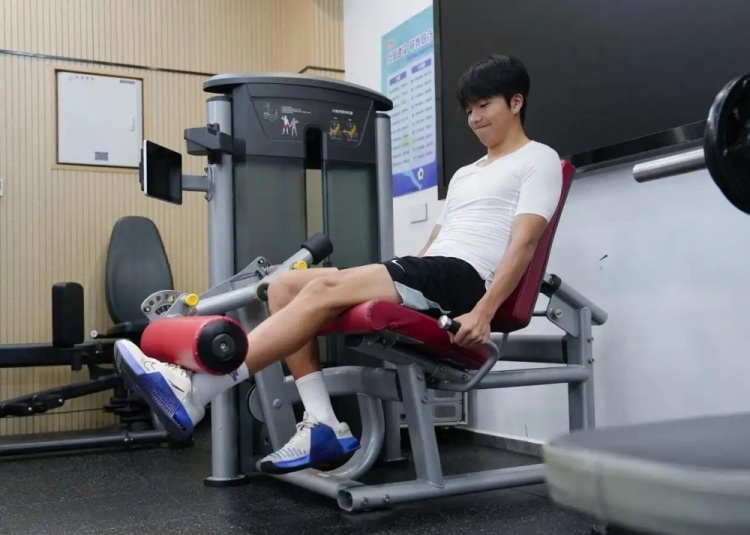 李镇全左腓骨下段骨折恢复中:已开始力量训练,祝福队友U23热身 李镇全左腓骨下段骨折恢复中:已开始力量训练,祝福队友U23热身