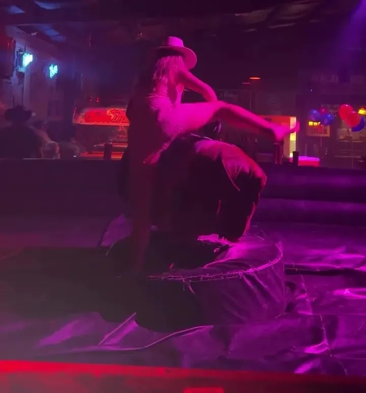 林德洛夫妻子达拉斯夜店骑机械牛 丈夫备战日本