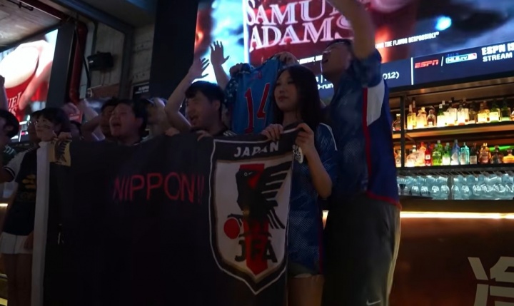 沪上酒吧数十中国球迷穿日本球衣为亚洲荣光助威
