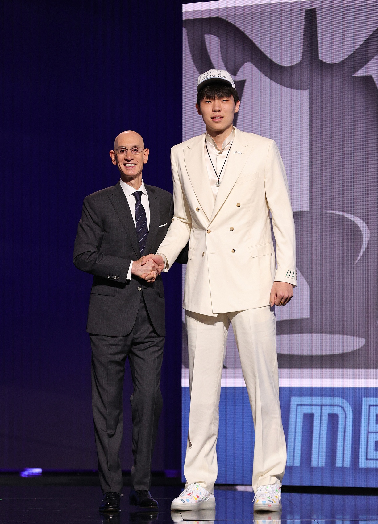 杨瀚森选秀一周年：NBA首季场均2.2分1.5板，G联赛17+9