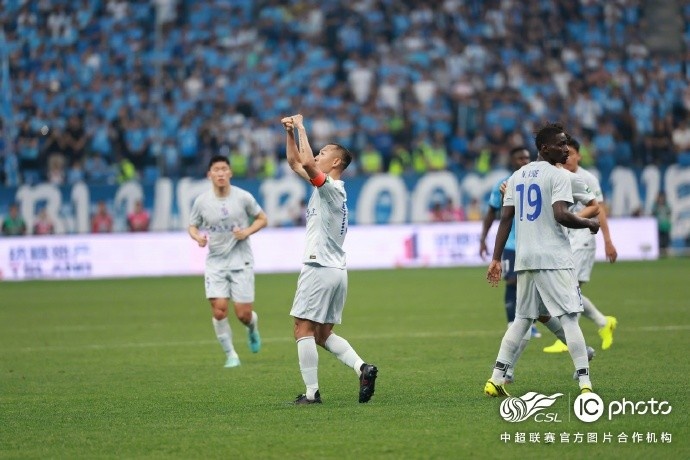 上海申花客场4-1逆转大连英博，拉唐独中两元