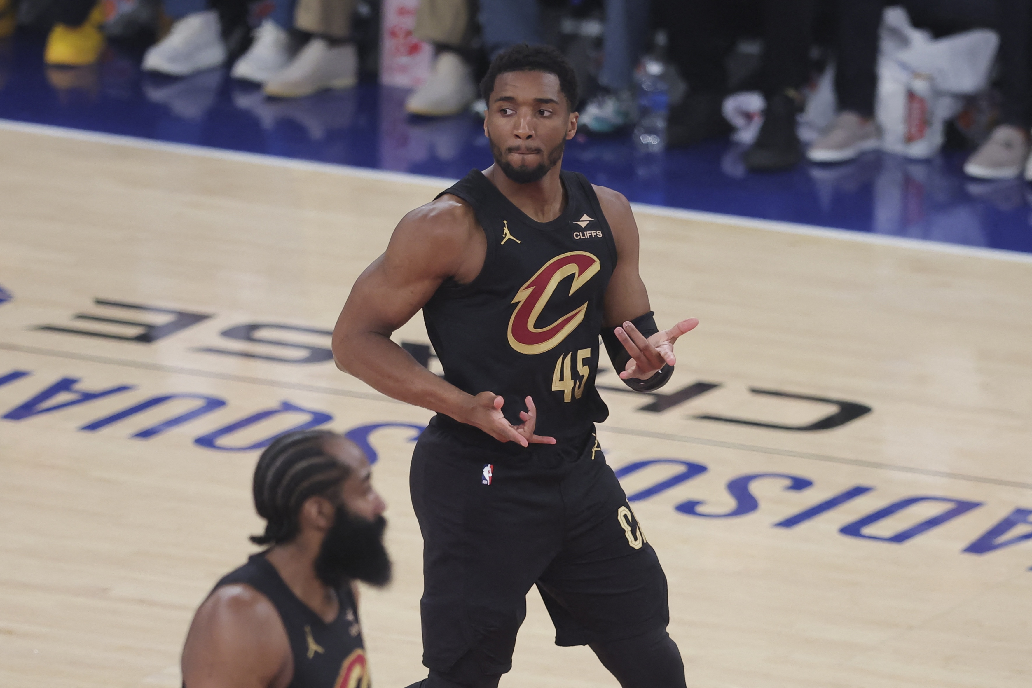 米切尔4年2.73亿续约评级B- 骑士豪赌二线球星上限 米切尔4年2.73亿续约评级B- 骑士豪赌二线球星上限