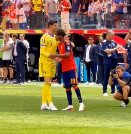 绝杀后场边细节：库尔图瓦主动握手 亚马尔关切问伤