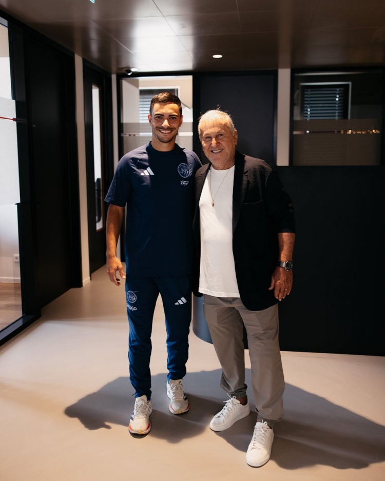 济科造访阿贾克斯 获赠10号球衣 济科造访阿贾克斯 获赠10号球衣
