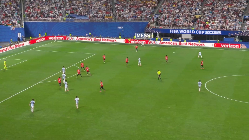 队报数据揭秘:梅西64%时间在步行,每步都在扫描与指令 队报数据揭秘:梅西64%时间在步行,每步都在扫描与指令
