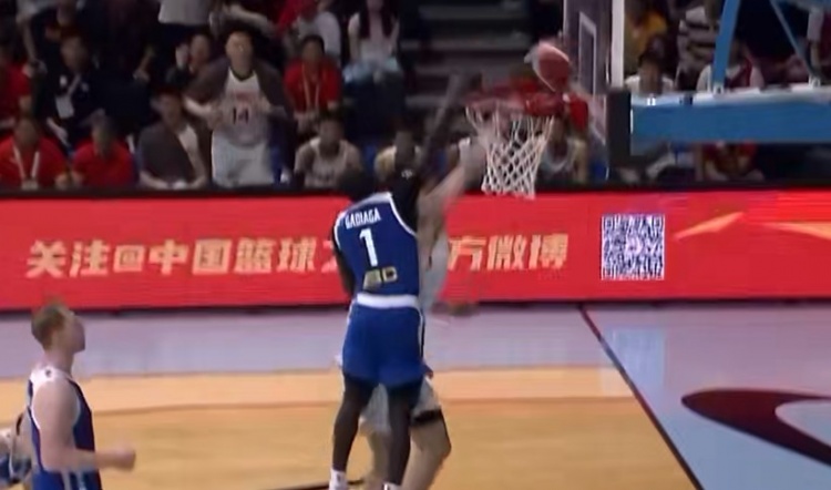 杨瀚森快攻扣篮被钉板,郭艾伦:20岁最好年纪的NBA新秀,直接砸进去啊