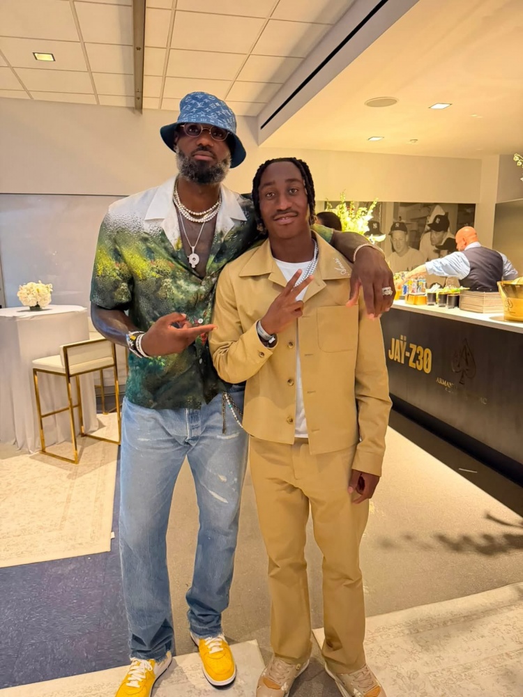 詹姆斯现身Jay-Z30周年演唱会后台 与Jay-Z、Nas同框 詹姆斯现身Jay-Z30周年演唱会后台 与Jay-Z、Nas同框