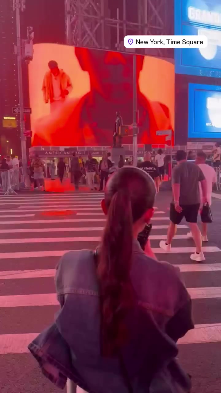 亚马尔纽约街头休整,时代广场广告牌现身影 亚马尔纽约街头休整,时代广场广告牌现身影