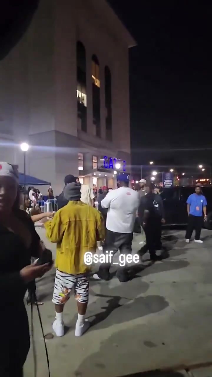 尼克斯球迷场边喊话塔图姆:我们得帮你逃出波士顿,那里种族歧视太严重 尼克斯球迷场边喊话塔图姆:我们得帮你逃出波士顿,那里种族歧视太严重