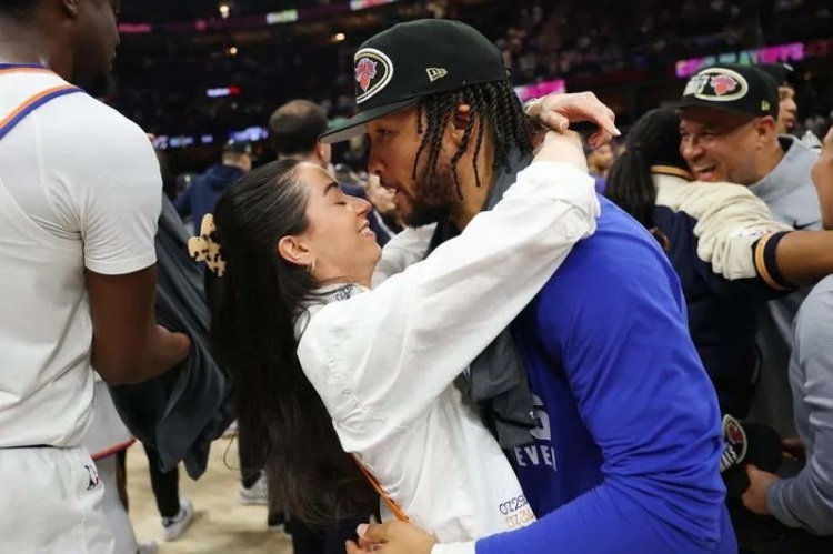 布伦森45分夺FMVP 妻子阿里13年相伴成幕后“最强锦鲤”