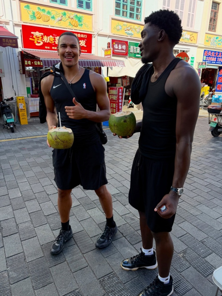 通杰晒照确认出战中国男篮 今晚对位崔永熙