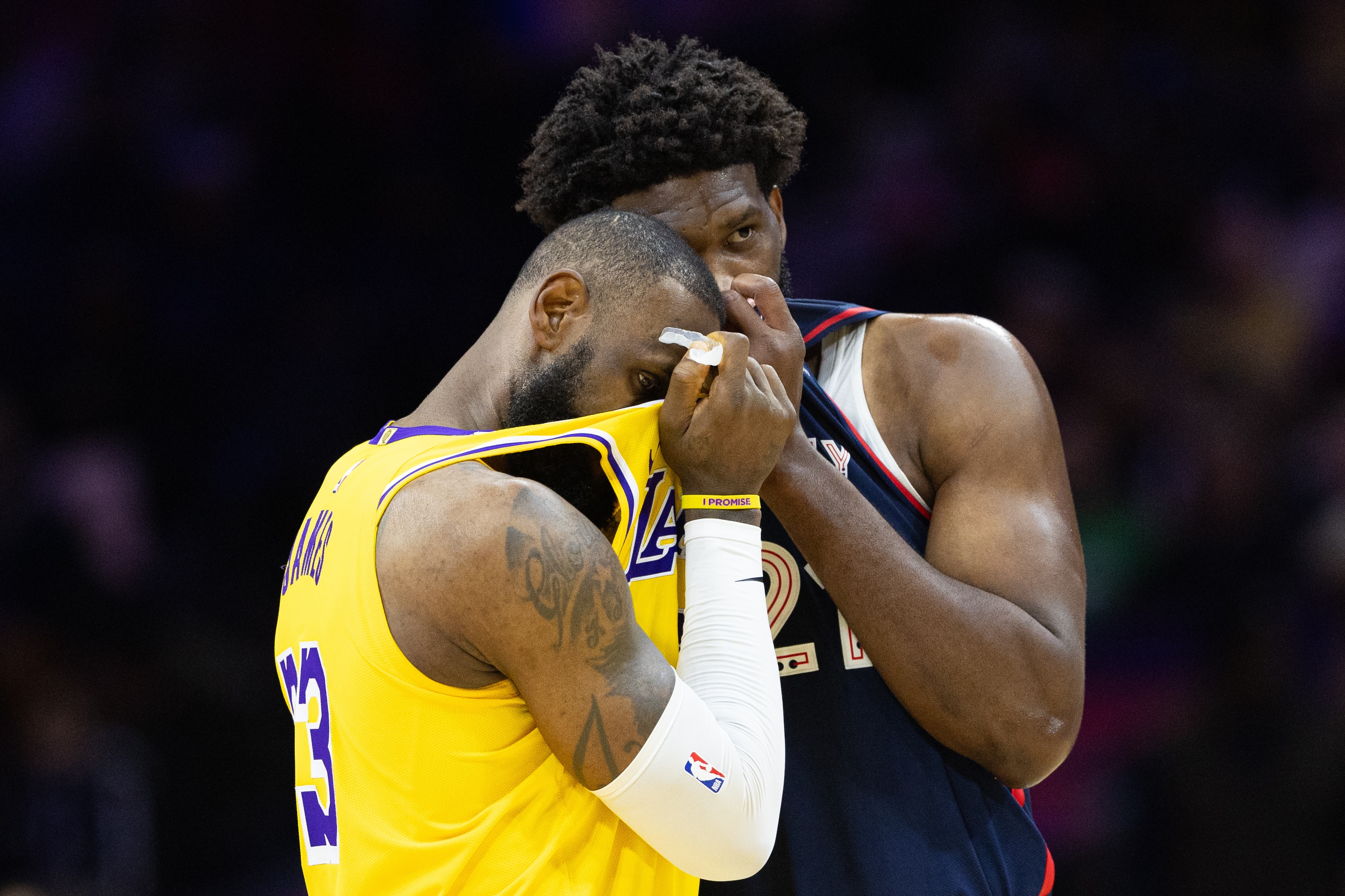 詹姆斯2年800万底薪加盟76人 联手恩比德布朗马克西组四巨头 詹姆斯2年800万底薪加盟76人 联手恩比德布朗马克西组四巨头