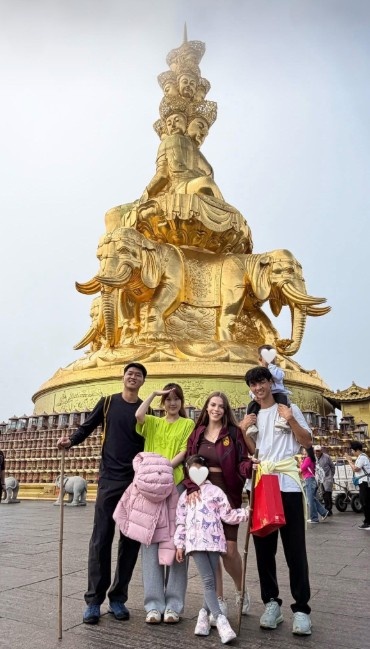 即将赴国足集训，蹇韬、杨明洋两家同游峨眉山