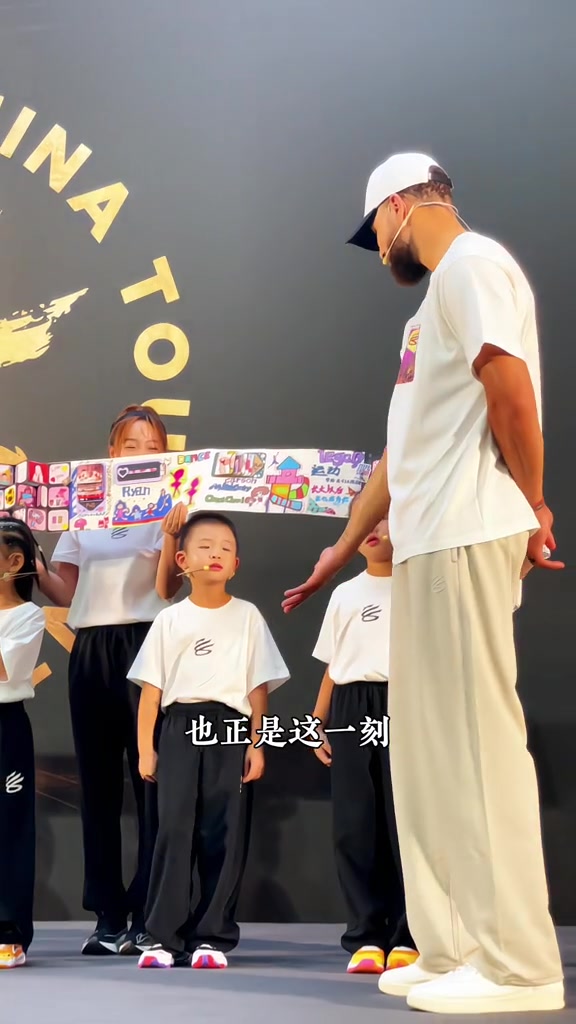 感受公司文化！库里与李宁公司所设员工幼儿园的小朋友进行互动