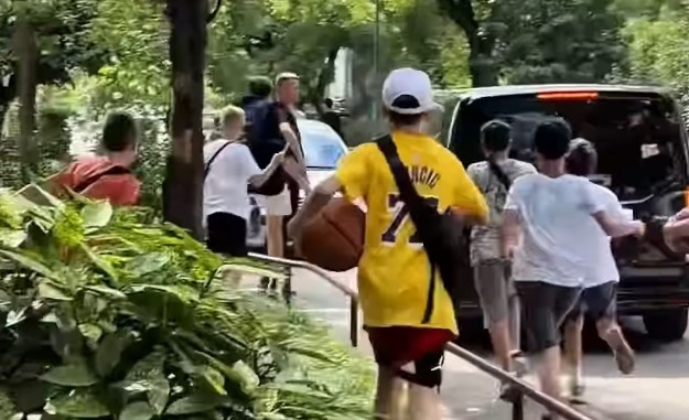 东契奇现身马德里做活动受到球迷热捧 小球迷穿湖人77号球衣追车