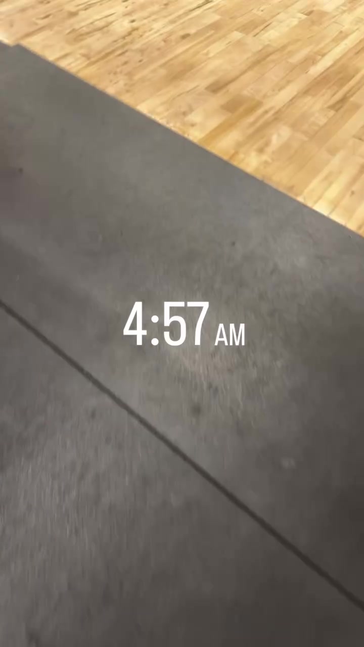 老骥伏枥！詹姆斯晒自拍凌晨4点43分出门训练 4点57分抵达训练馆