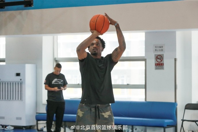北京官博晒巴里·布朗训练照：好久不见 来了就练 欢迎布朗到队！