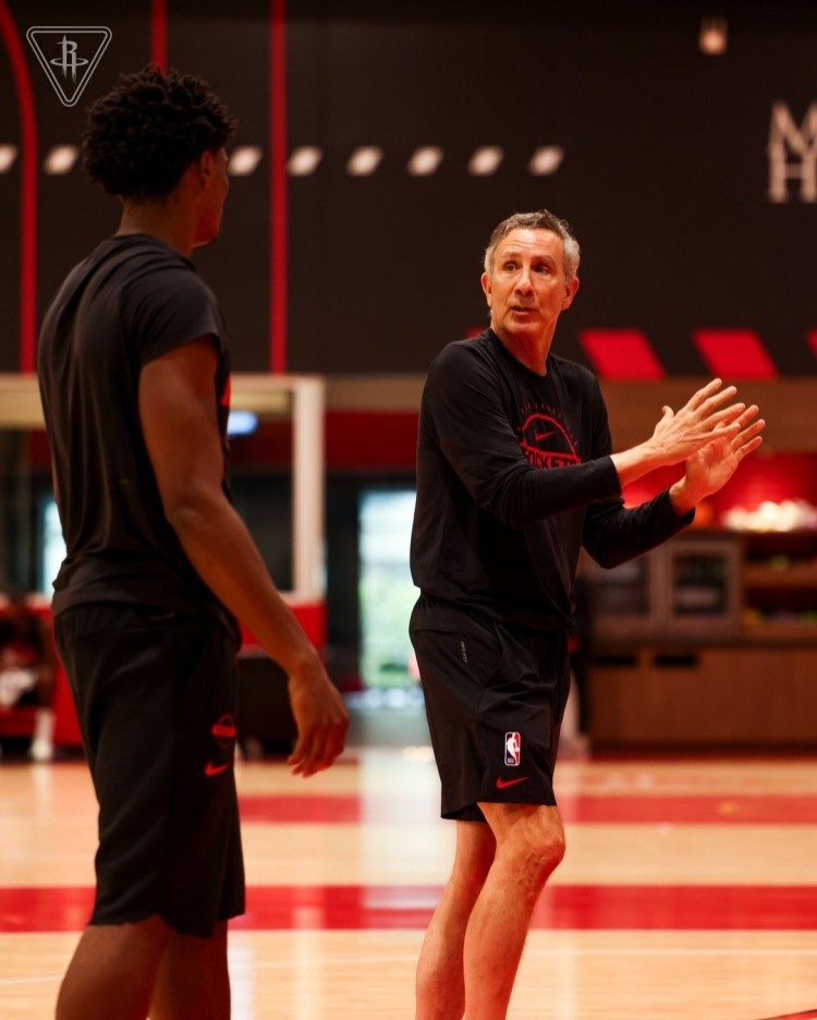 名记:恩格兰德是NBA最高薪的兼职助教之一 他在雷霆不随队去客场 名记:恩格兰德是NBA最高薪的兼职助教之一 他在雷霆不随队去客场