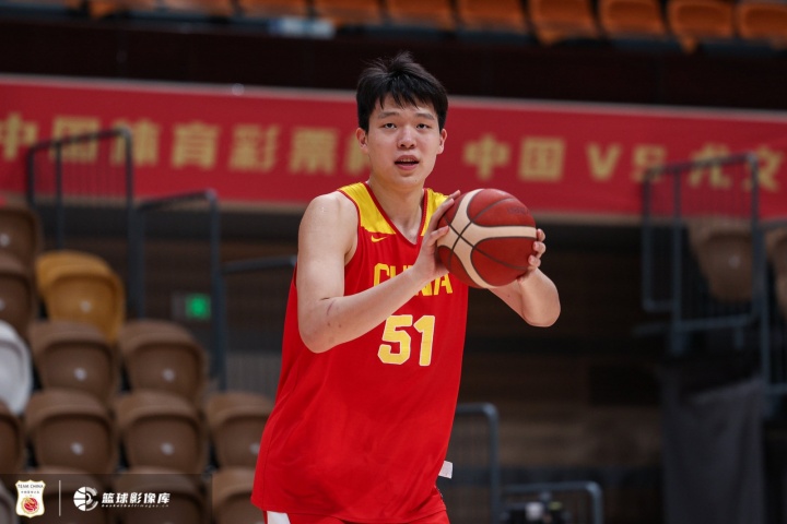 杨瀚森回归首发，中国男篮今晚迎战荷兰